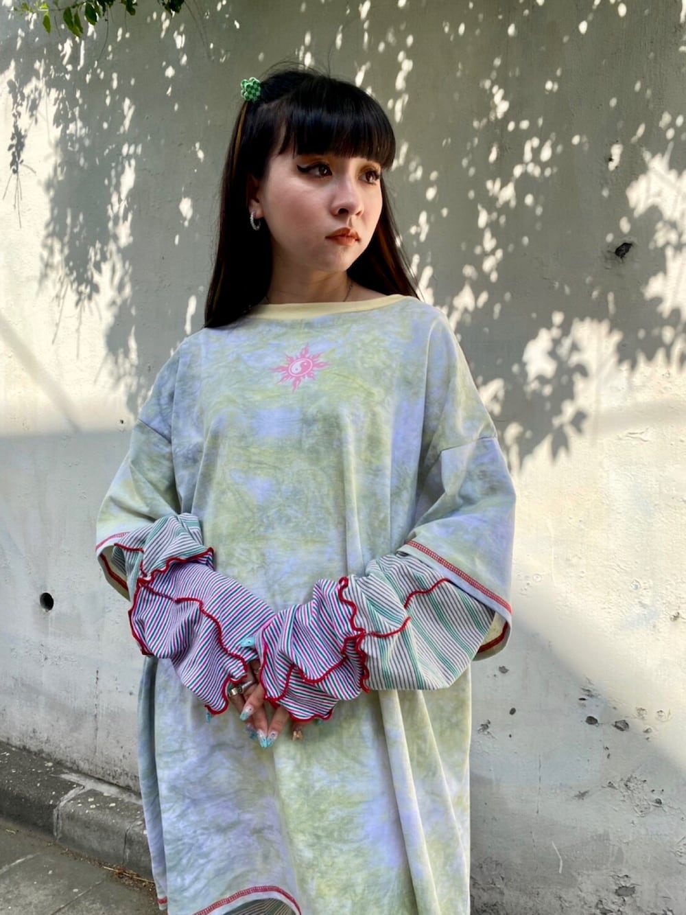 グリーン系のTシャツ/カットソー、ピンク系のその他パンツを着用したレディースの夏コーディネートの4枚目の写真