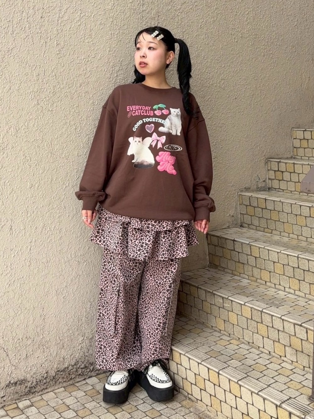 ピンク系のその他パンツ、ブラウン系のスウェットを着用したレディースの秋コーディネートの2枚目の写真