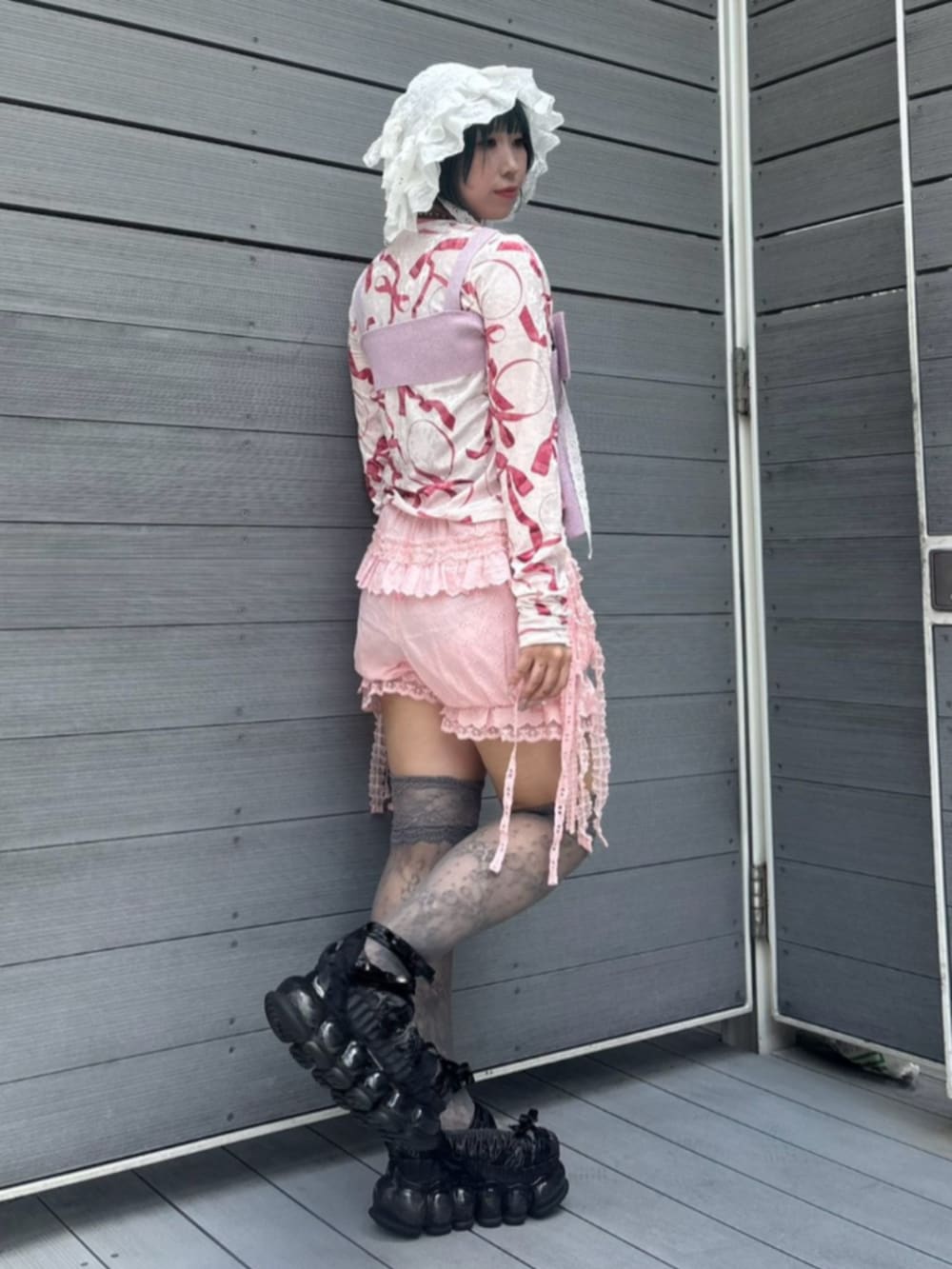 ピンク系のその他トップス、ピンク系のTシャツ/カットソー、ピンク系のその他パンツを着用したレディースの秋コーディネートの3枚目の写真