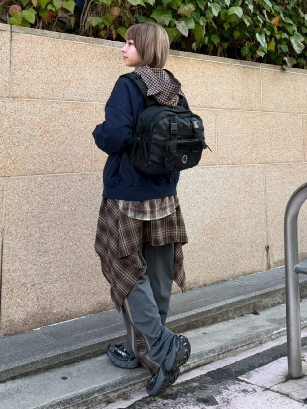 ブラック系のバックパック/リュック、ブラウン系のシャツ/ブラウス、ブラウン系のその他パンツを着用したレディースの冬コーディネートの3枚目の写真