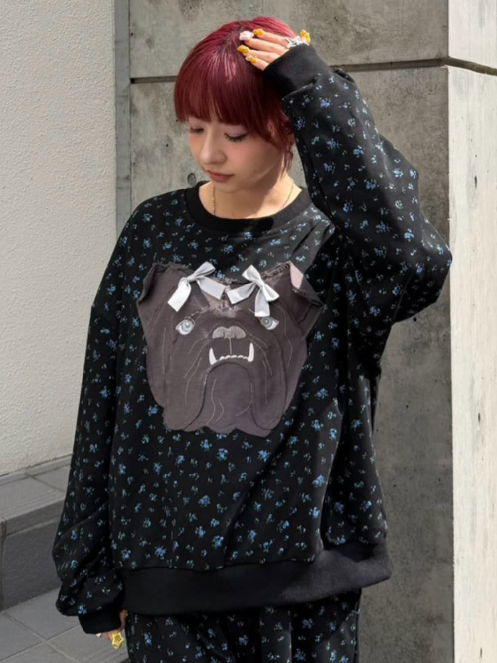ブラック系のスウェットパンツ、ブラック系のスウェットを着用したレディースの秋コーディネートの4枚目の写真