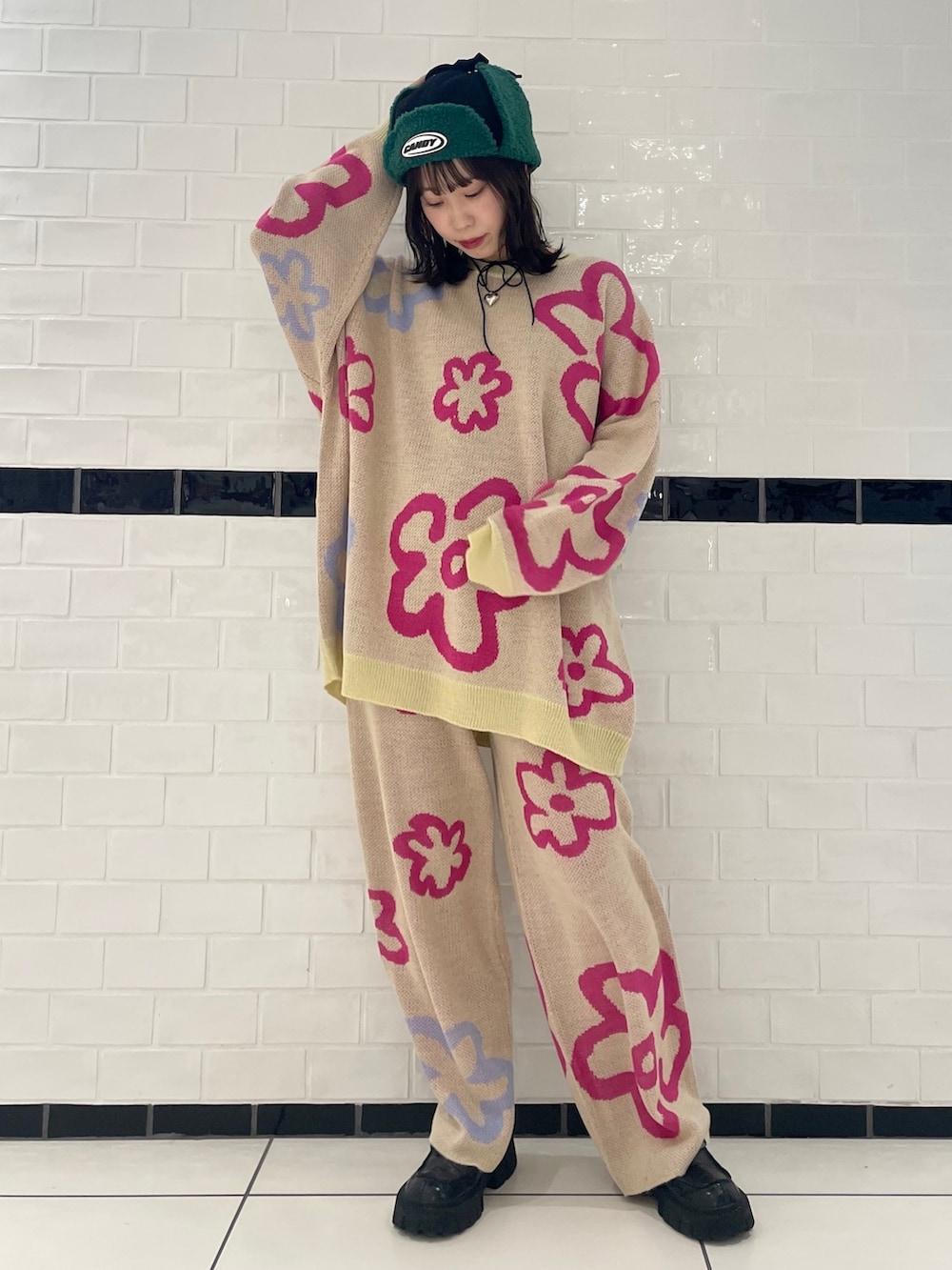 ホワイト系のその他パンツ、ホワイト系のニット/セーター、ブラック系のニットキャップ/ビーニーを着用したレディースの秋コーディネートの2枚目の写真