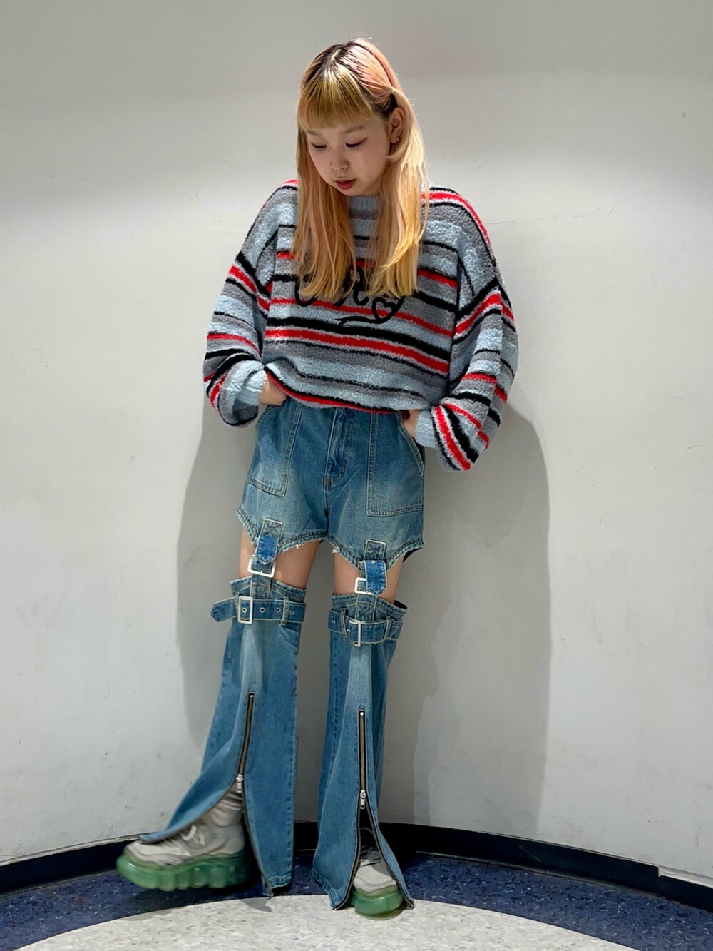 ブルー系のデニムパンツ、ブラック系のニット/セーターを着用したレディースの秋コーディネートの2枚目の写真