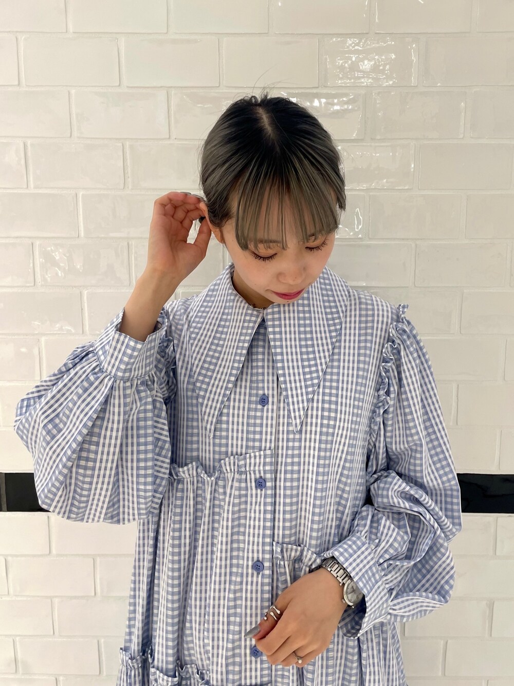 ブルー系のワンピースを着用したレディースの夏コーディネートの4枚目の写真