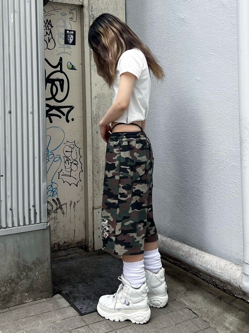 グリーン系のその他パンツ、ホワイト系のTシャツ/カットソーを着用したレディースの夏コーディネートの2枚目の写真