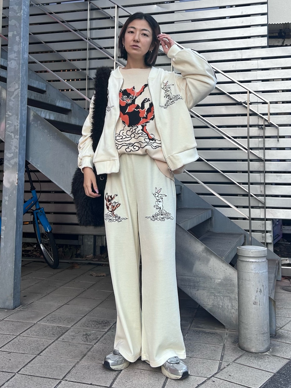 ホワイト系のその他アウター、ホワイト系のニット/セーター、ホワイト系のその他パンツを着用したレディースの冬コーディネートの2枚目の写真