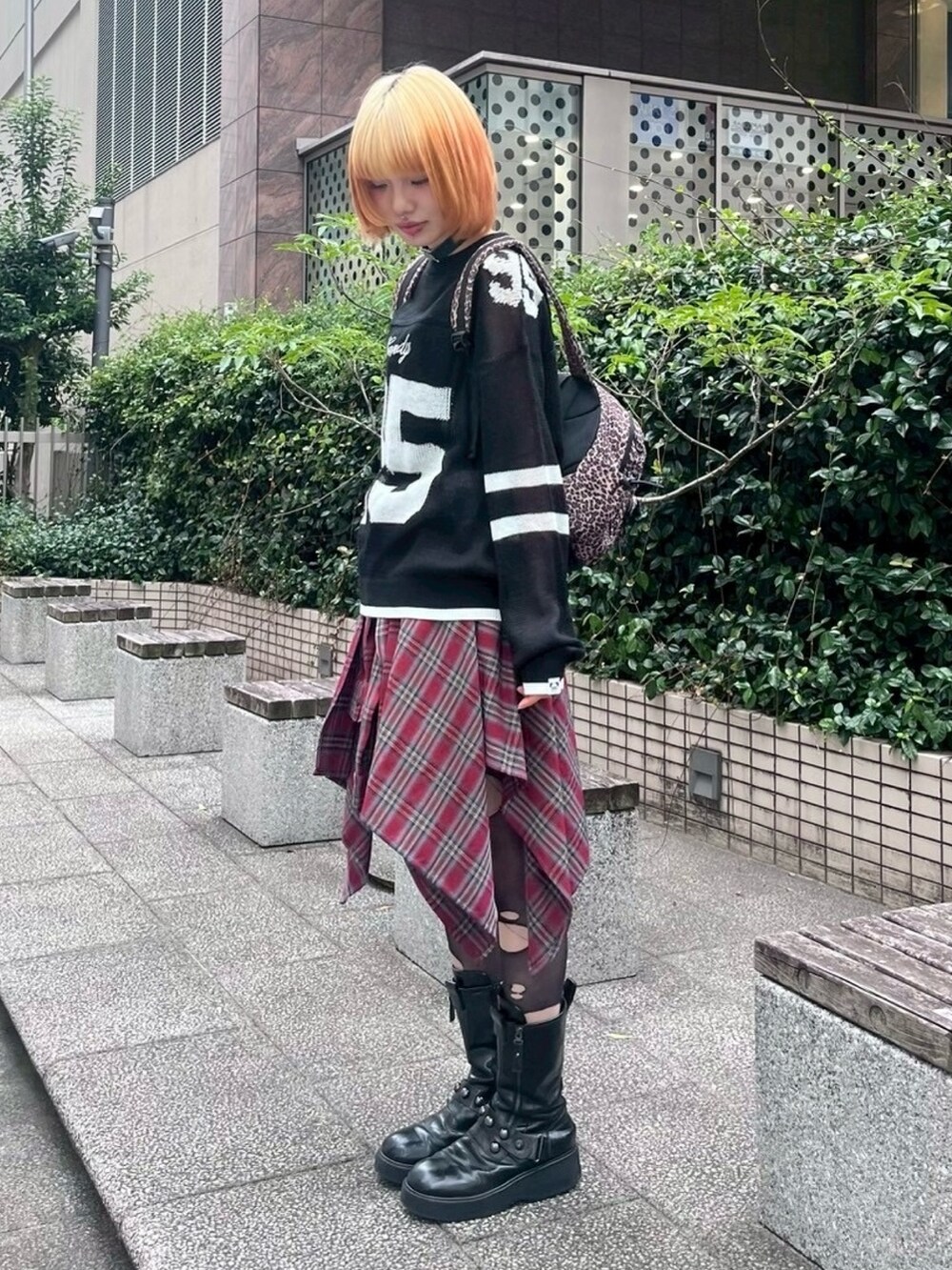 ブラック系のニット/セーター、レッド系のスカート、その他のバックパック/リュックを着用したレディースの秋コーディネートの2枚目の写真