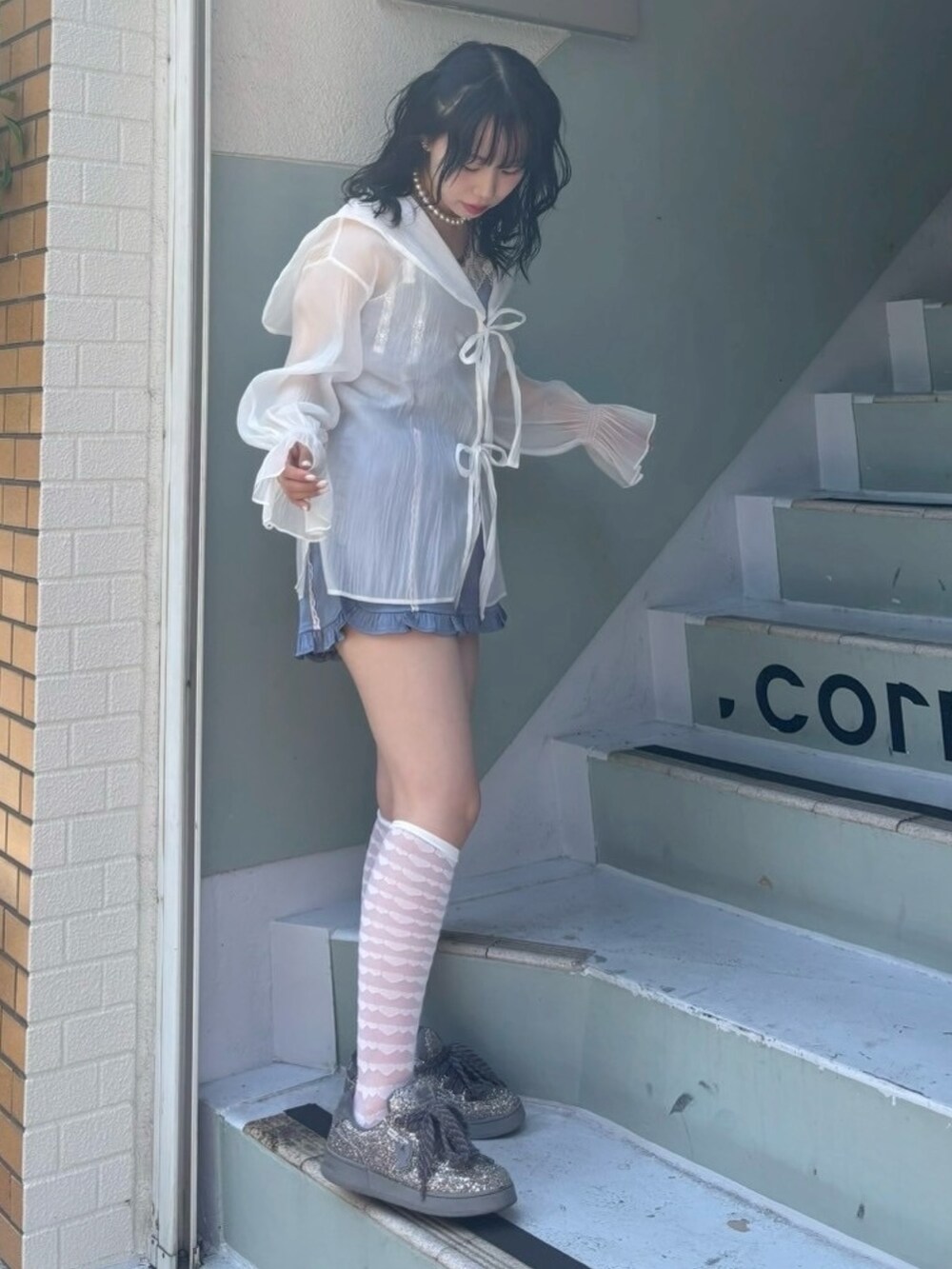 ホワイト系のシャツ/ブラウス、ブルー系のキャミソール、ブルー系のその他パンツを着用したレディースの夏コーディネートの3枚目の写真