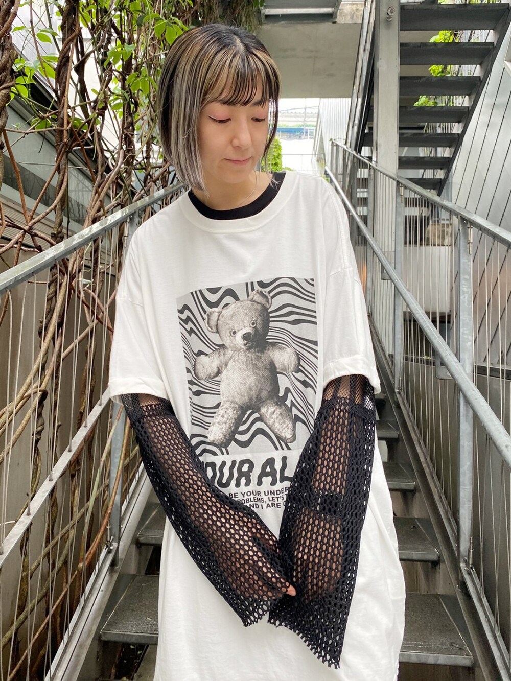 ブラック系のスニーカー、ブラック系のその他パンツ、ホワイト系のTシャツ/カットソーを着用したレディースの春コーディネートの3枚目の写真