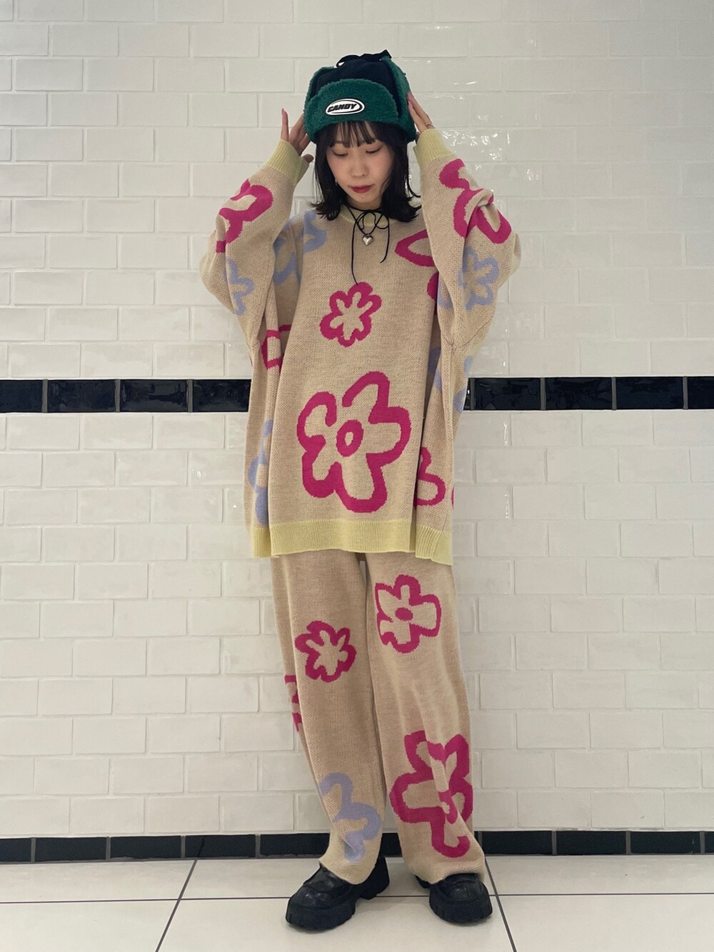 ホワイト系のその他パンツ、ホワイト系のニット/セーター、ブラック系のニットキャップ/ビーニーを着用したレディースの秋コーディネートの3枚目の写真