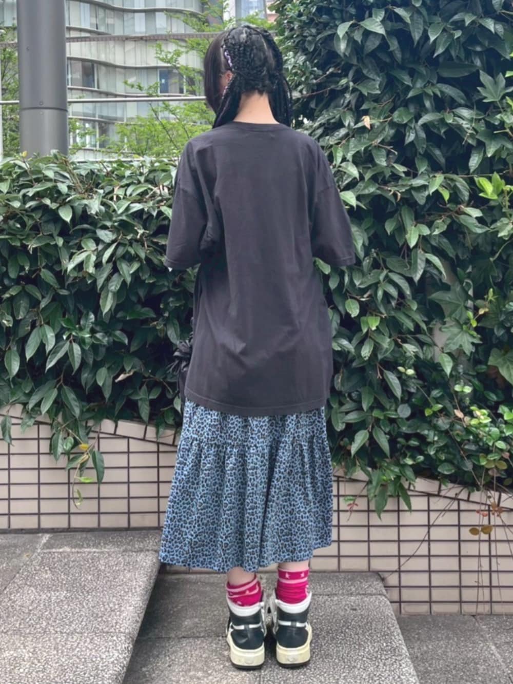 ブラック系のショルダーバッグ、ブルー系のワンピース、ブラック系のTシャツ/カットソーを着用したレディースの夏コーディネートの4枚目の写真