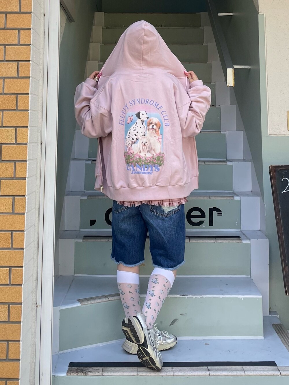 ピンク系のパーカー、ピンク系のシャツ/ブラウス、ブルー系のデニムパンツを着用したレディースの夏コーディネートの3枚目の写真