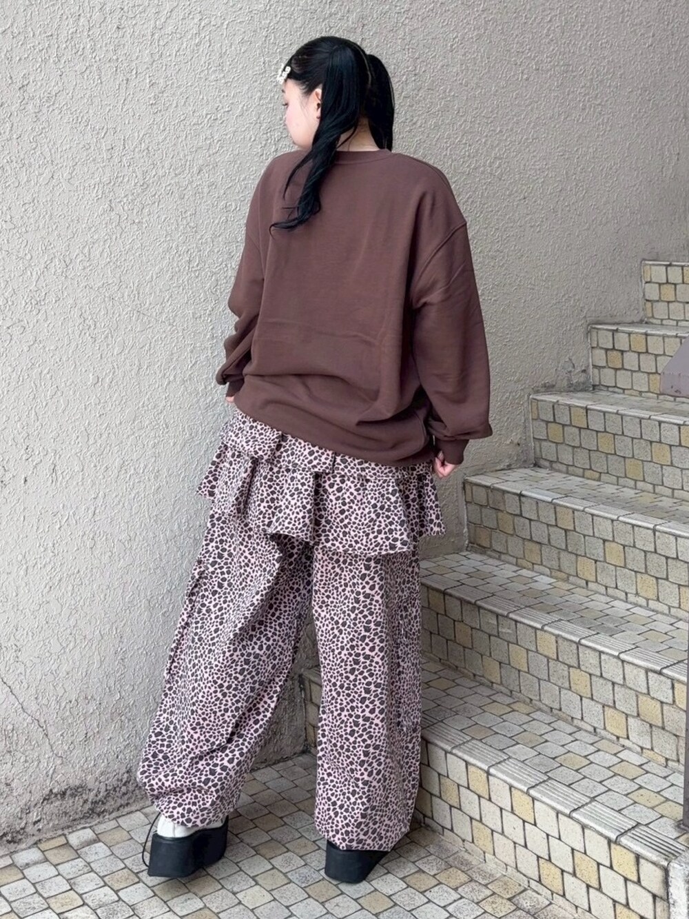 ピンク系のその他パンツ、ブラウン系のスウェットを着用したレディースの秋コーディネートの5枚目の写真
