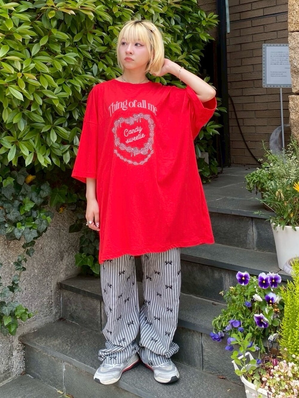 ホワイト系のその他パンツ、レッド系のTシャツ/カットソーを着用したレディースの春コーディネートの3枚目の写真