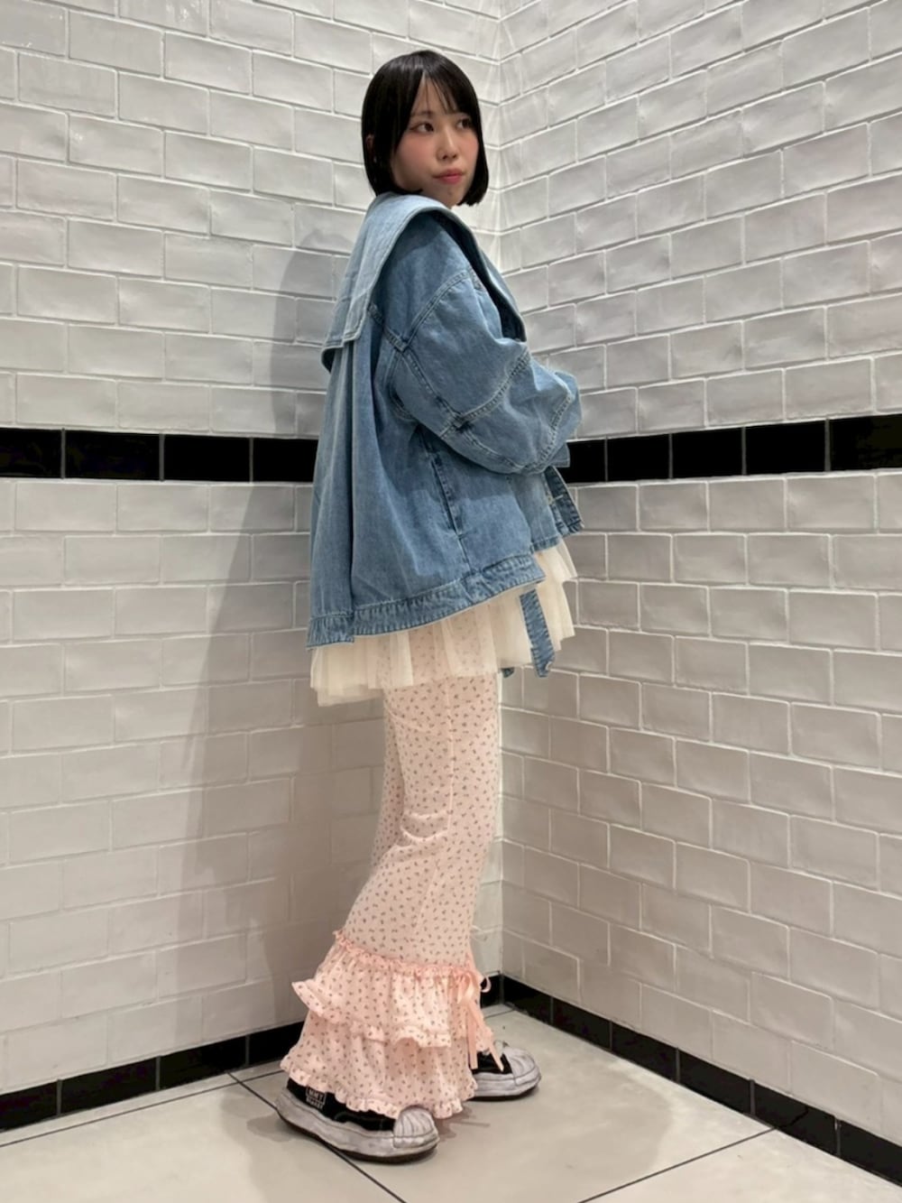 ホワイト系のその他トップス、ブルー系のデニムジャケット、ピンク系のTシャツ/カットソーを着用したレディースの春コーディネートの2枚目の写真