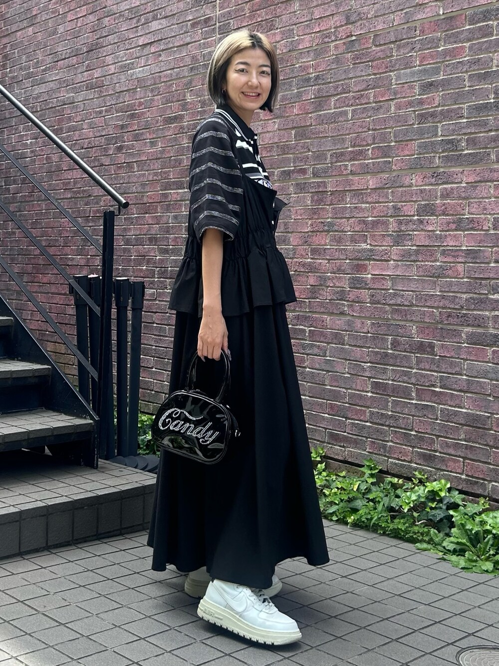 ブラック系のワンピース、ブラック系のワンピース、ブラック系のボストンバッグを着用したレディースの夏コーディネートの4枚目の写真