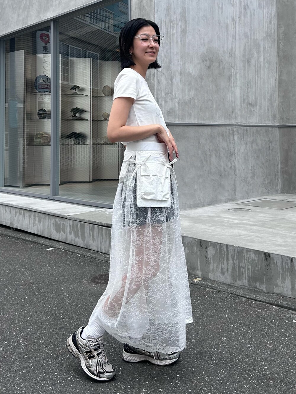 ホワイト系のスカート、ブラック系のその他パンツ、ホワイト系のTシャツ/カットソーを着用したレディースの夏コーディネートの4枚目の写真