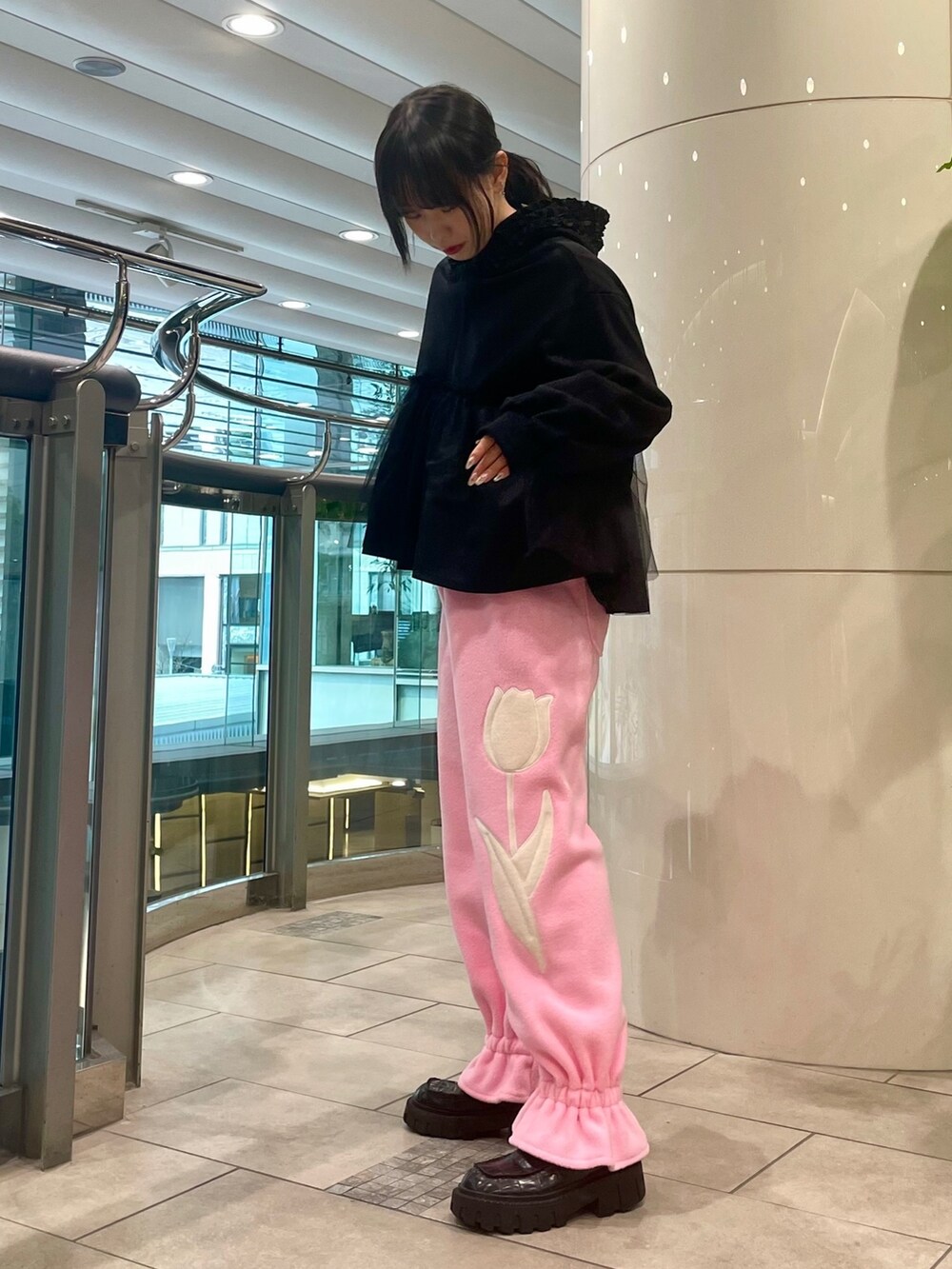 ブラック系のローファー、ブラック系のパーカー、ピンク系のその他パンツを着用したレディースの冬コーディネートの3枚目の写真