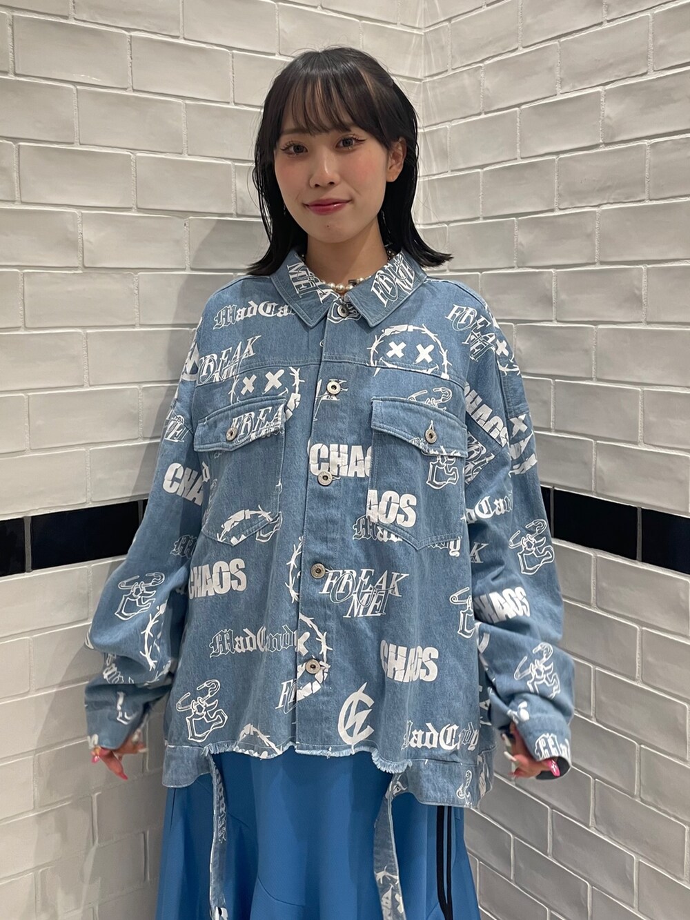 シルバー系のシューズ、ブルー系のワンピース、ブルー系のデニムジャケットを着用したレディースの夏コーディネートの4枚目の写真