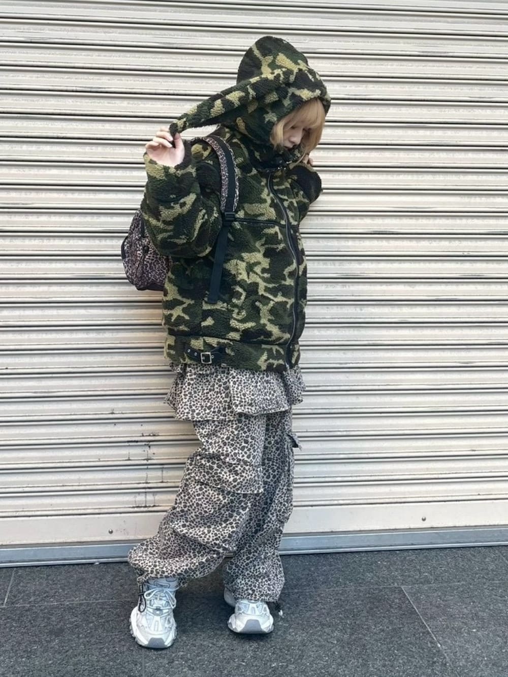 その他のバックパック/リュック、ベージュ系のその他パンツ、グリーン系のダウンジャケット/コートを着用したレディースの秋コーディネートの3枚目の写真