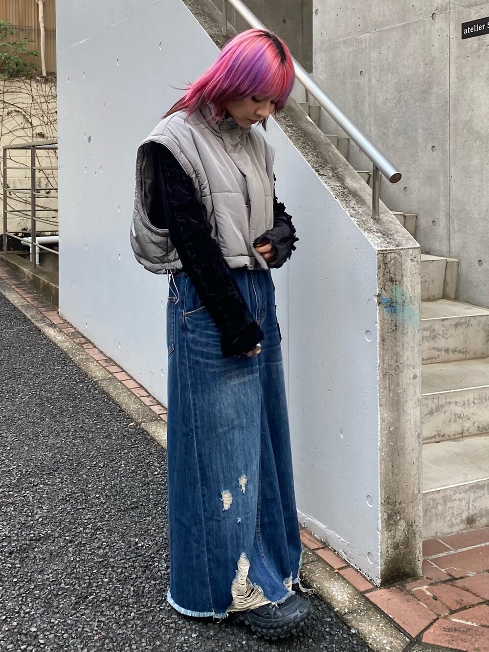 ブルー系のデニムスカート、ブラック系のその他トップス、グレー系のダウンジャケット/コートを着用したレディースの冬コーディネートの2枚目の写真