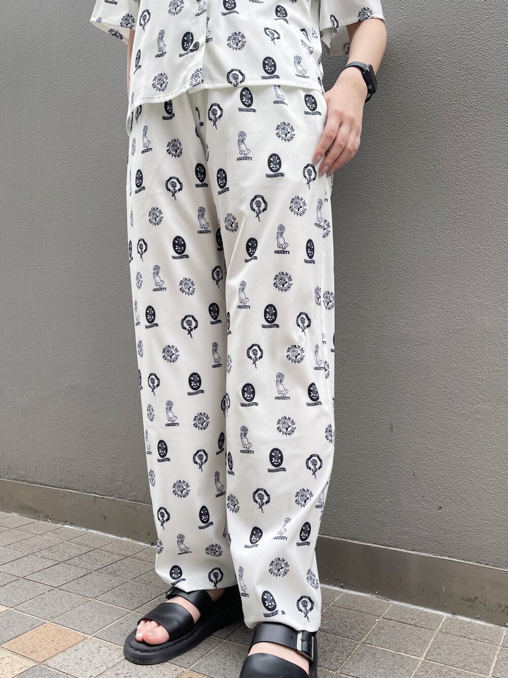 ホワイト系のその他パンツ、ホワイト系のシャツ/ブラウスを着用したレディースの夏コーディネートの5枚目の写真
