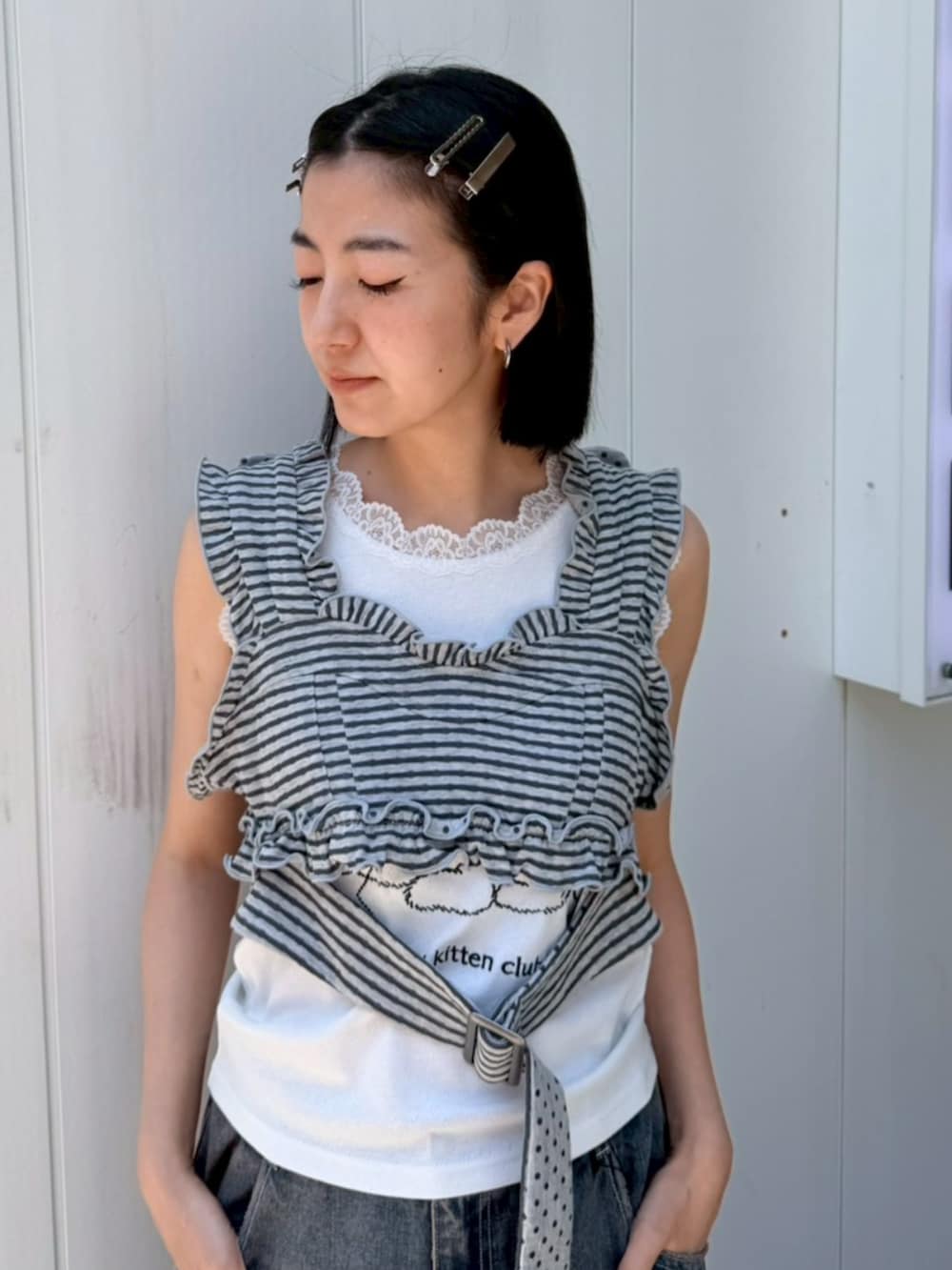 ホワイト系のタンクトップ、グレー系のTシャツ/カットソー、ブルー系のデニムパンツを着用したレディースの夏コーディネートの3枚目の写真