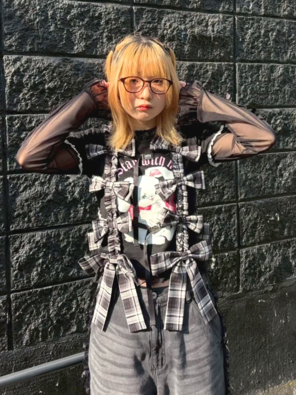 ブラック系のその他トップス、ブラック系のTシャツ/カットソー、ブラック系のその他トップスを着用したレディースの春コーディネートの3枚目の写真