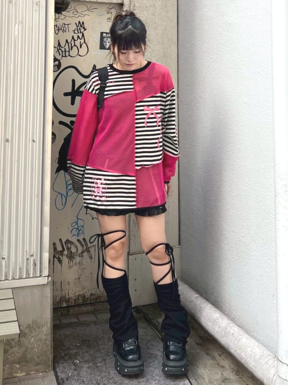 ブラック系のバックパック/リュック、ブラック系のその他パンツ、ピンク系のTシャツ/カットソーを着用したレディースの夏コーディネートの4枚目の写真