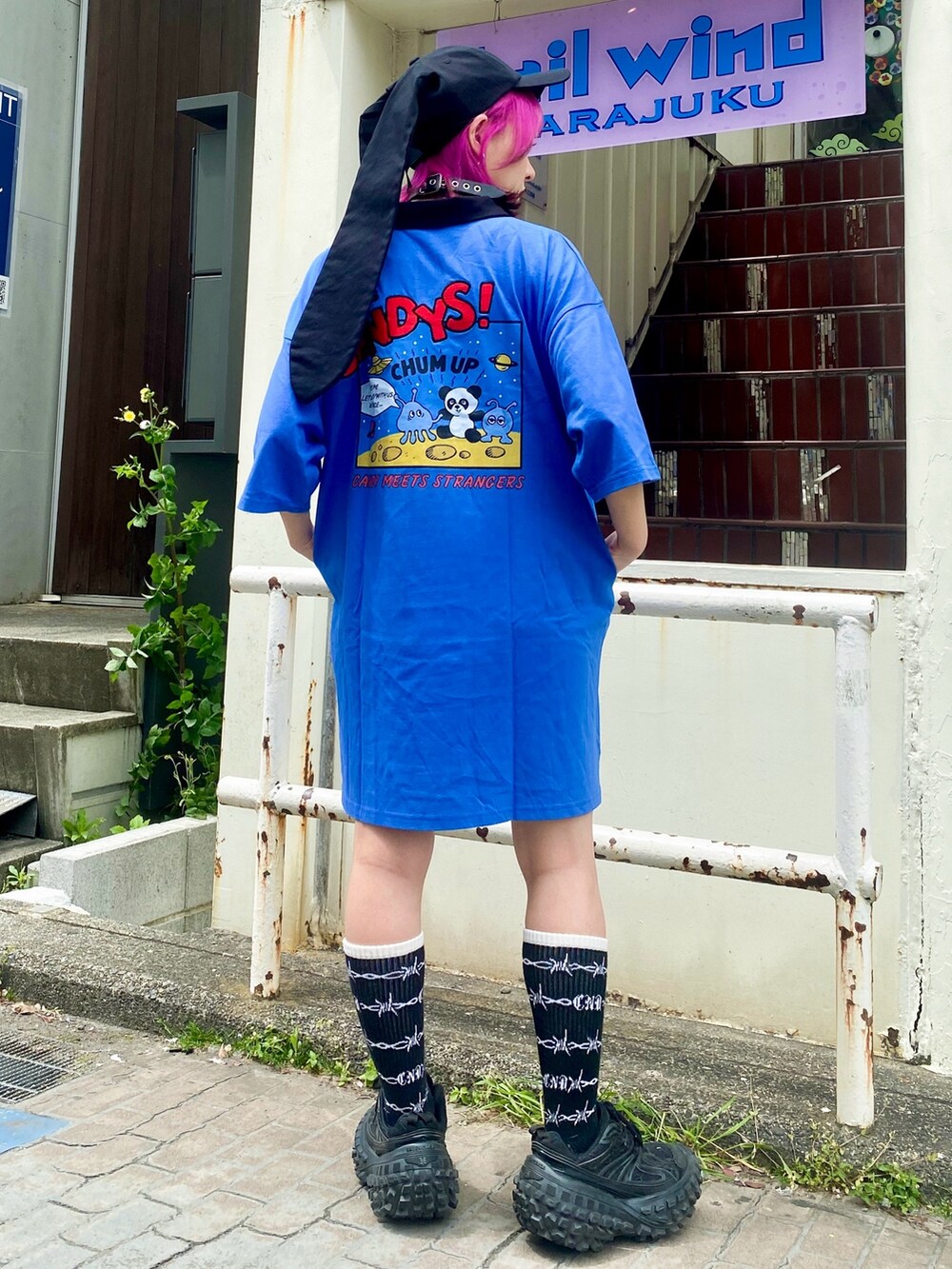 ブルー系のワンピース、ブラック系のボストンバッグ、ブラック系のキャップを着用したレディースの春コーディネートの4枚目の写真