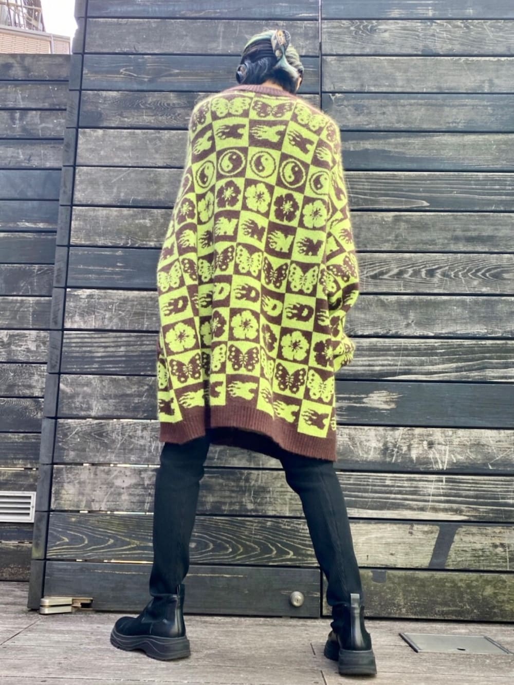 ブラウン系のカーディガン/ボレロ、ブラック系のローファーを着用したレディースの秋コーディネートの4枚目の写真