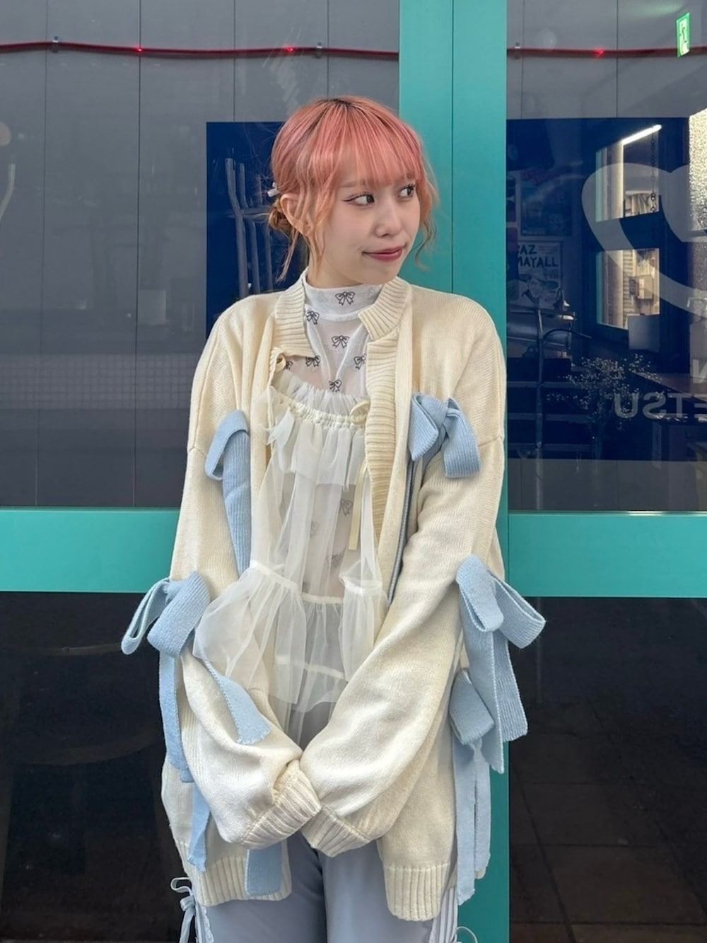 グレー系のその他パンツ、ホワイト系のその他トップス、ホワイト系のその他トップスを着用したレディースの冬コーディネートの4枚目の写真
