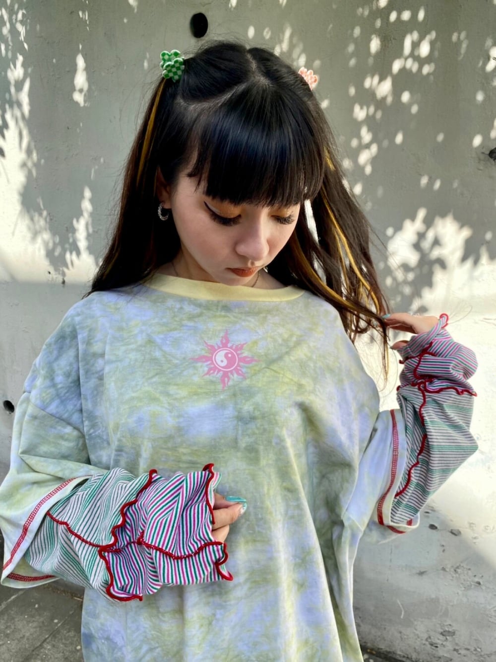 グリーン系のTシャツ/カットソー、ピンク系のその他パンツを着用したレディースの夏コーディネートの3枚目の写真