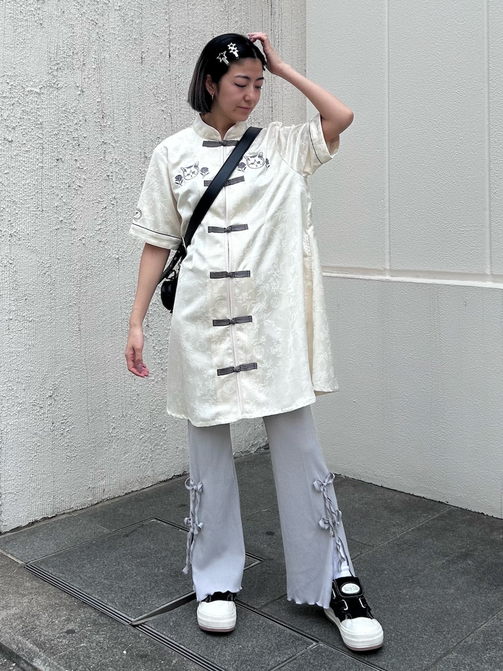 ブラック系のショルダーバッグ、グレー系のその他パンツ、ホワイト系のワンピースを着用したレディースの春コーディネートの3枚目の写真