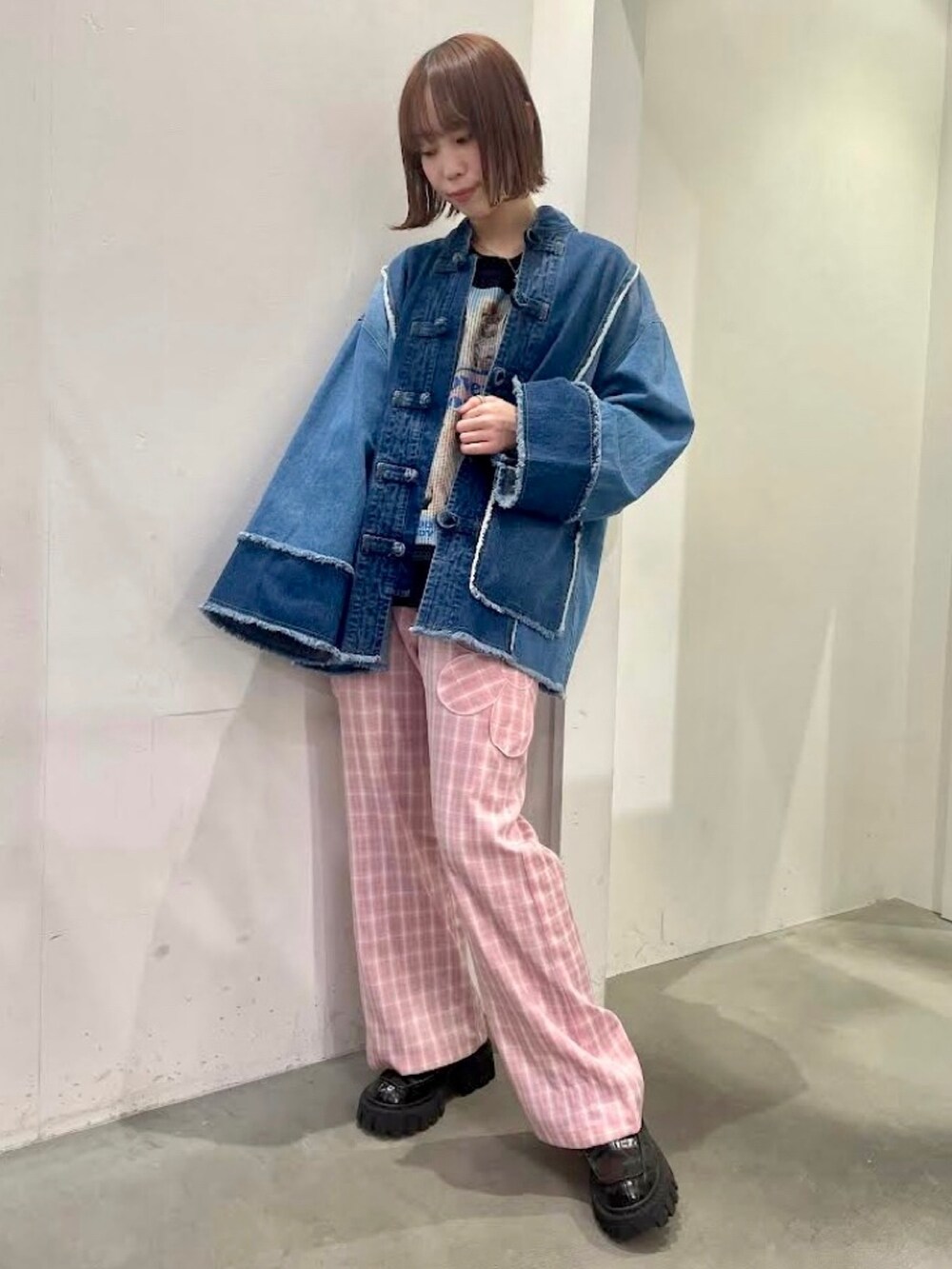 ピンク系のその他パンツ、ブルー系のデニムジャケット、ブラック系のその他トップスを着用したレディースの冬コーディネートの4枚目の写真