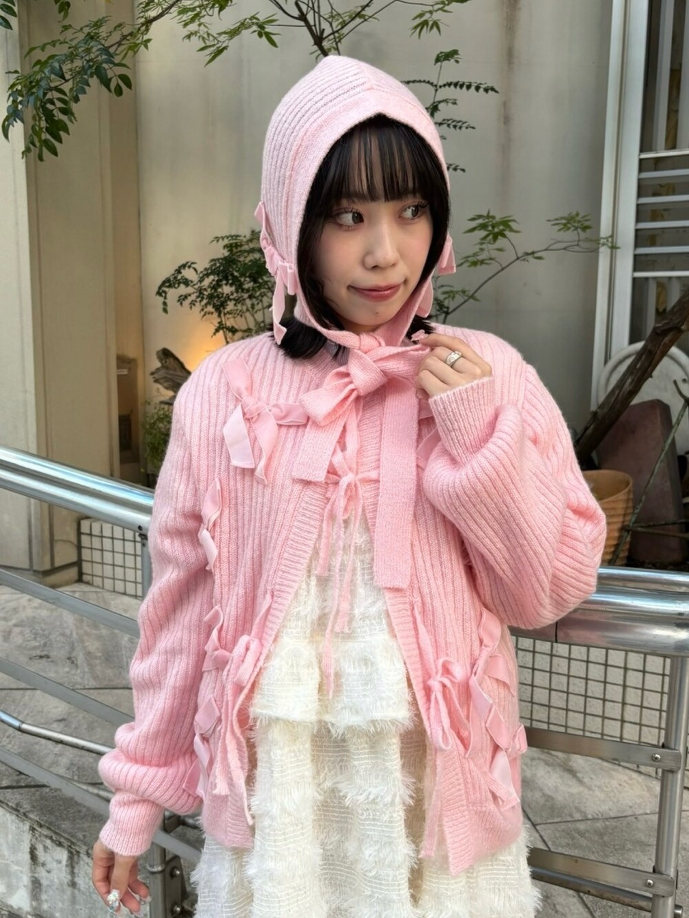 ピンク系のカーディガン/ボレロ、ホワイト系のその他トップス、ホワイト系のワンピースを着用したレディースの秋コーディネートの5枚目の写真