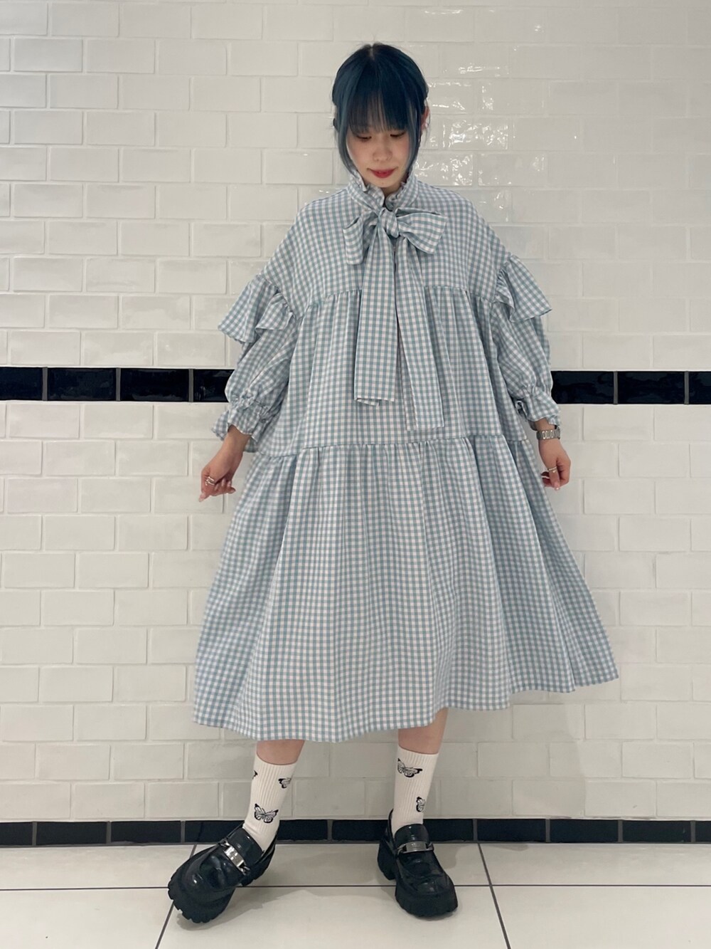 ブラック系のローファー、ピンク系のワンピースを着用したレディースの夏コーディネートの3枚目の写真