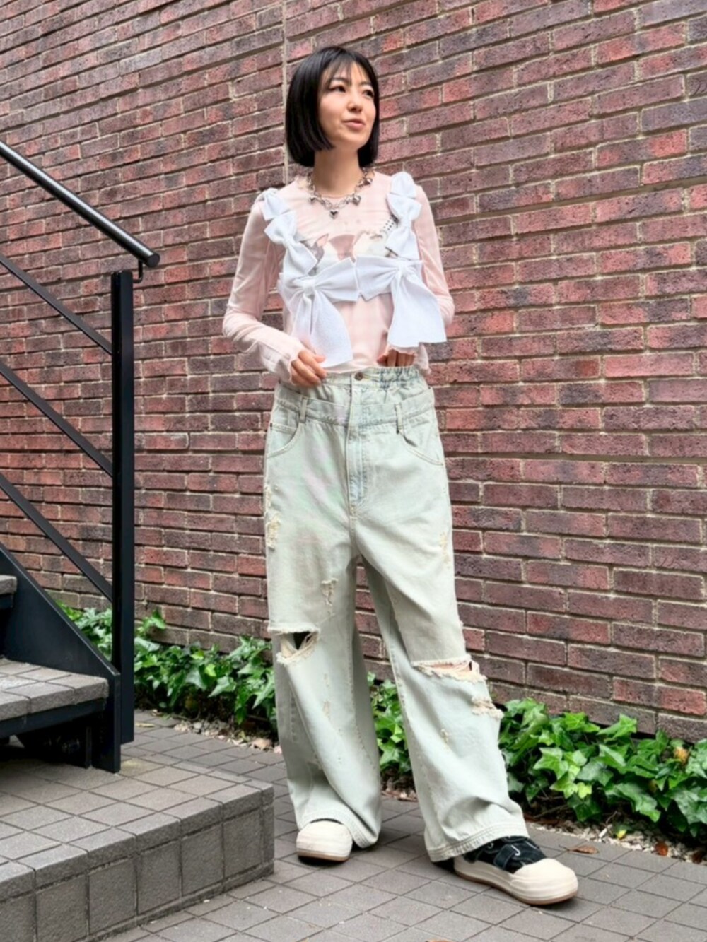 ブルー系のデニムパンツ、ホワイト系のその他トップス、ピンク系のTシャツ/カットソーを着用したレディースの春コーディネートの2枚目の写真