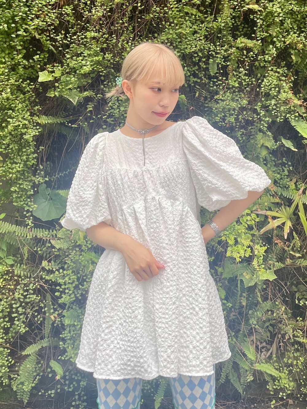 ブルー系のその他パンツ、ホワイト系のその他トップスを着用したレディースの春コーディネートの5枚目の写真