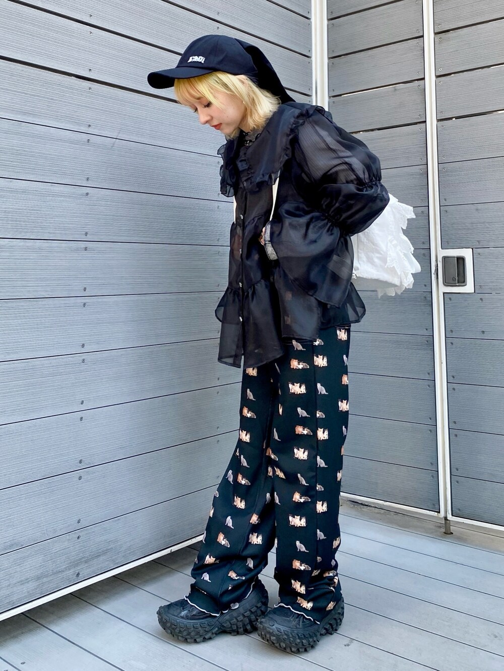 グレー系のその他トップス、ブラック系のシャツ/ブラウス、ブラック系のその他パンツを着用したレディースの春コーディネートの3枚目の写真