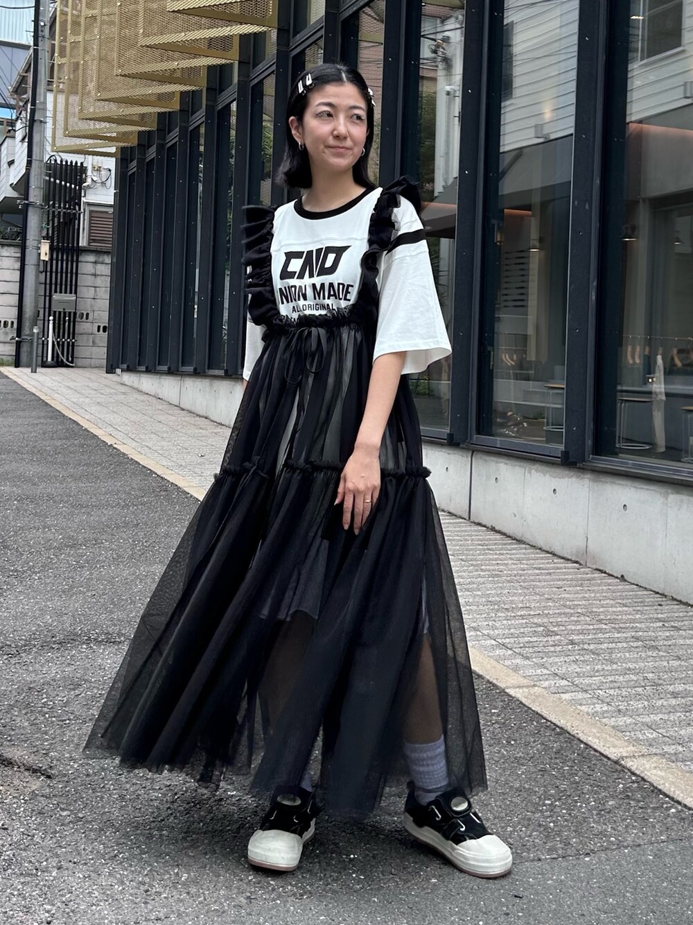 ブラック系のスカート、ホワイト系のワンピースを着用したレディースの秋コーディネートの3枚目の写真