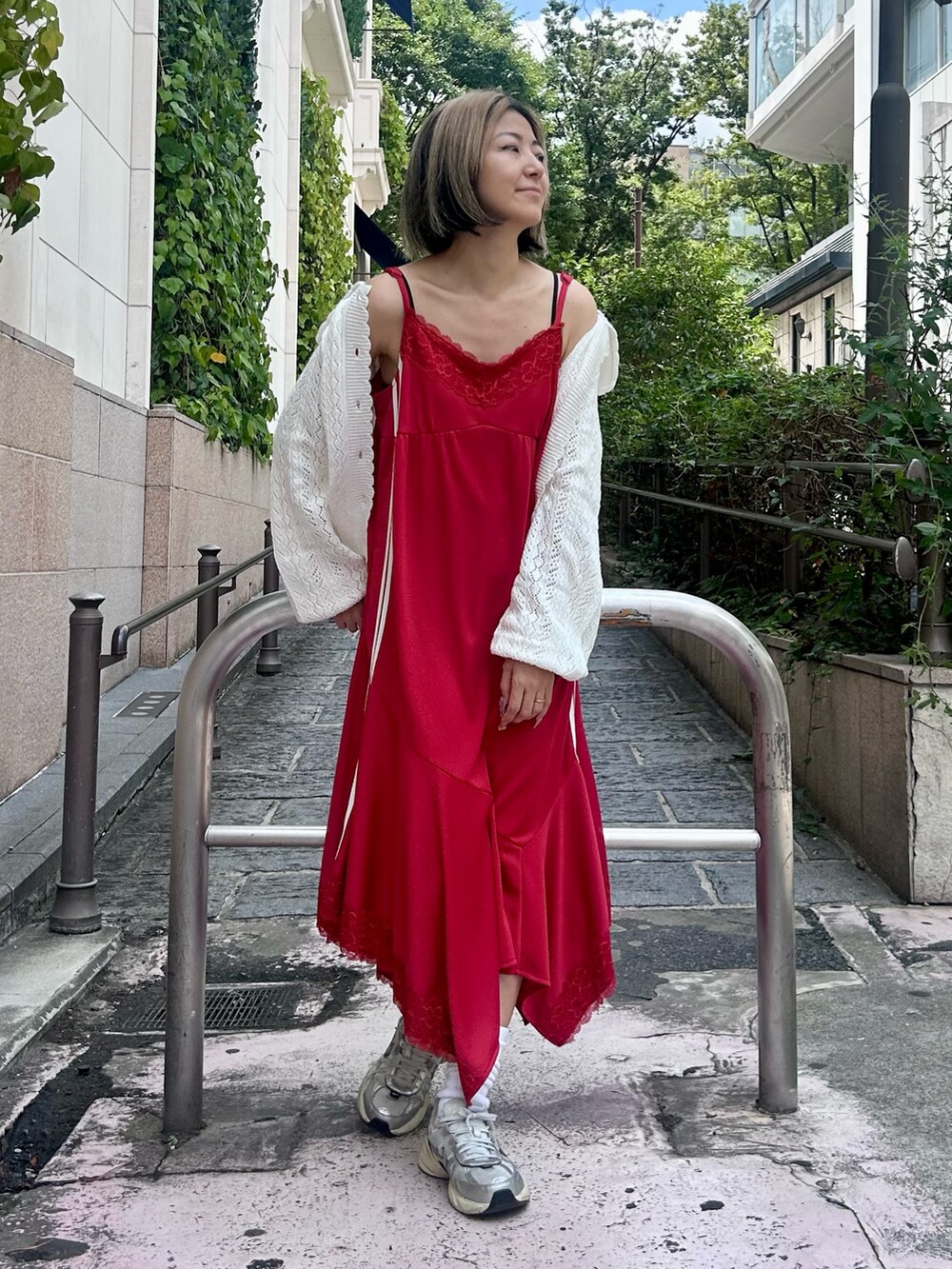 ホワイト系のカーディガン/ボレロ、レッド系のワンピース、ホワイト系のボディバッグ/ウエストポーチを着用したレディースの夏コーディネートの2枚目の写真