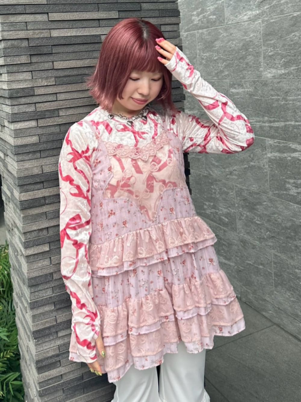 ピンク系のワンピース、ピンク系のTシャツ/カットソー、ホワイト系のその他パンツを着用したレディースの秋コーディネートの3枚目の写真