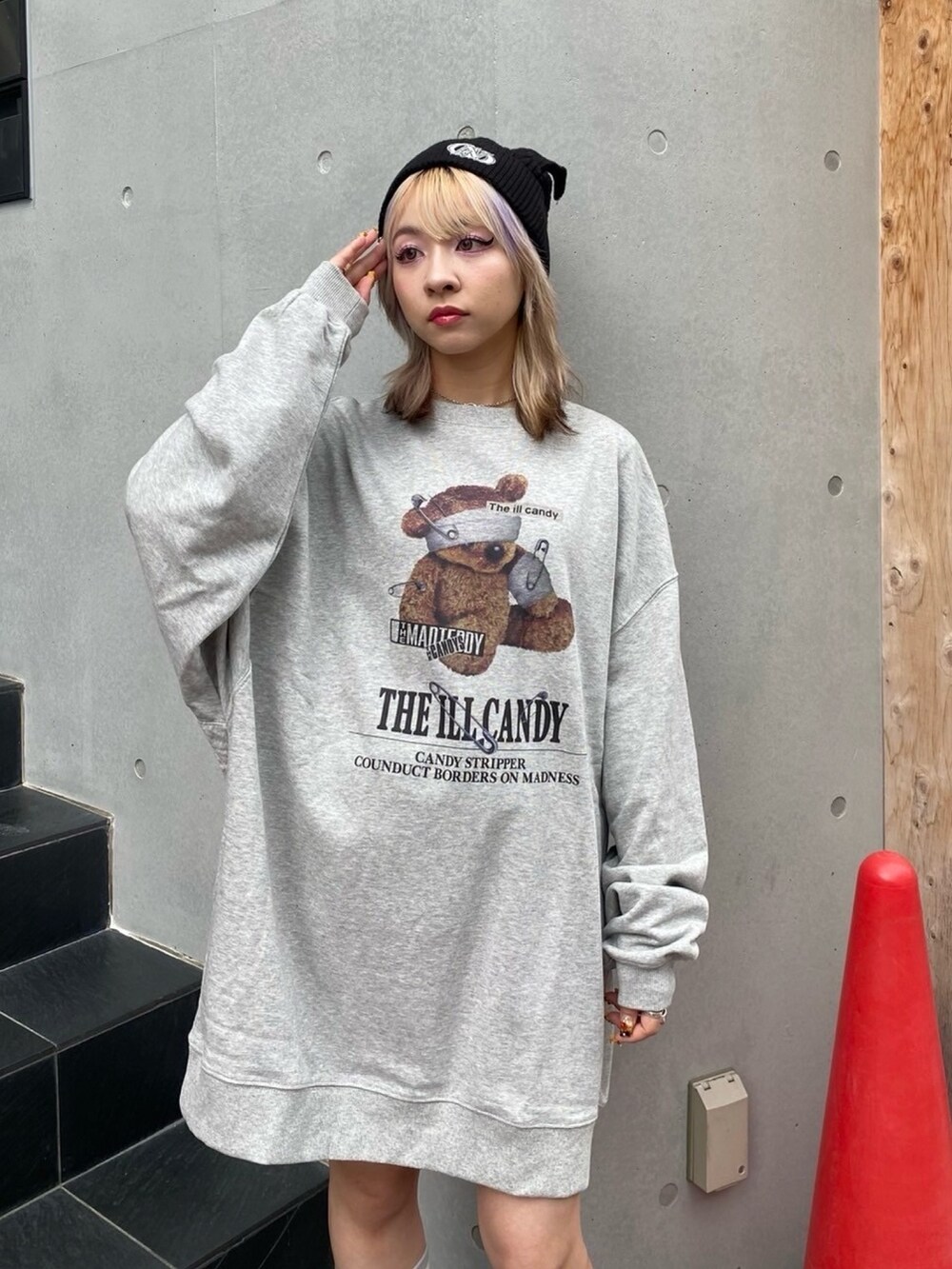 グレー系のスウェット、ブラック系のニットキャップ/ビーニー、グレー系のソックス/靴下を着用したレディースの秋コーディネートの4枚目の写真