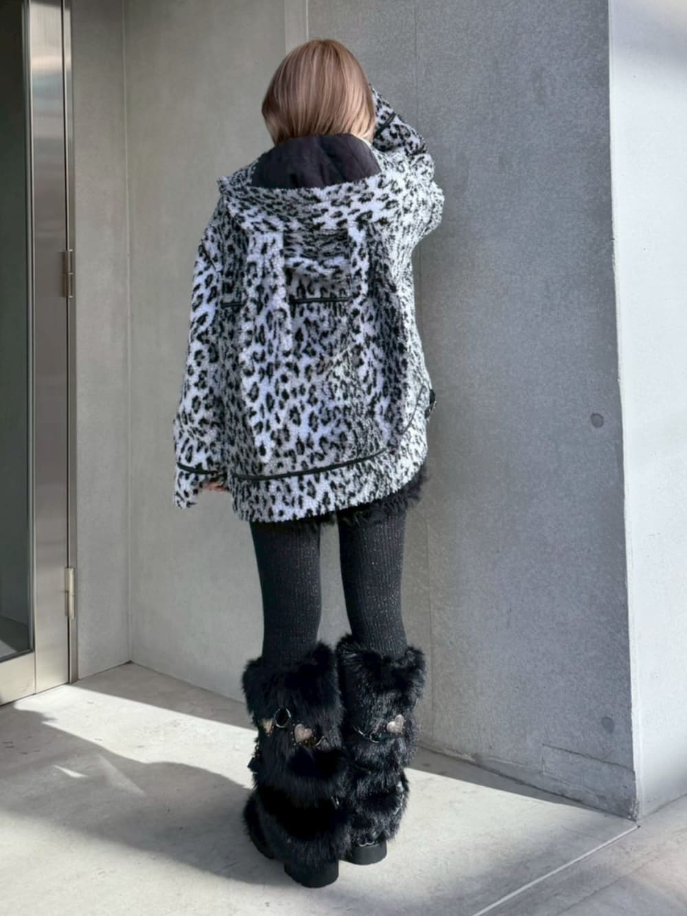 ブラック系のその他パンツ、グレー系のダウンジャケット/コート、グレー系のニット/セーターを着用したレディースの冬コーディネートの4枚目の写真