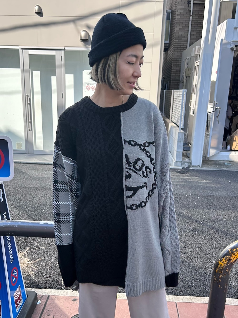 グレー系のその他パンツ、ブラック系のニット/セーターを着用したレディースの秋コーディネートの4枚目の写真