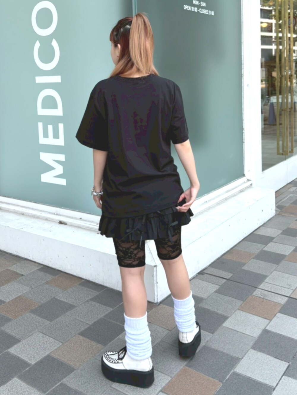 ブラック系のその他パンツ、ブラック系のTシャツ/カットソーを着用したレディースの夏コーディネートの3枚目の写真