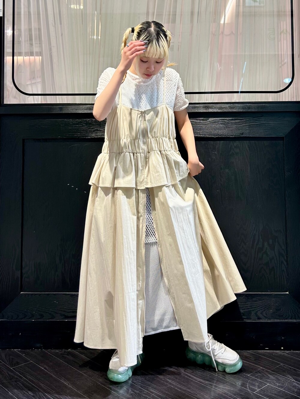 ホワイト系のTシャツ/カットソー、ホワイト系のワンピース、ベージュ系のワンピースを着用したレディースの夏コーディネートの2枚目の写真