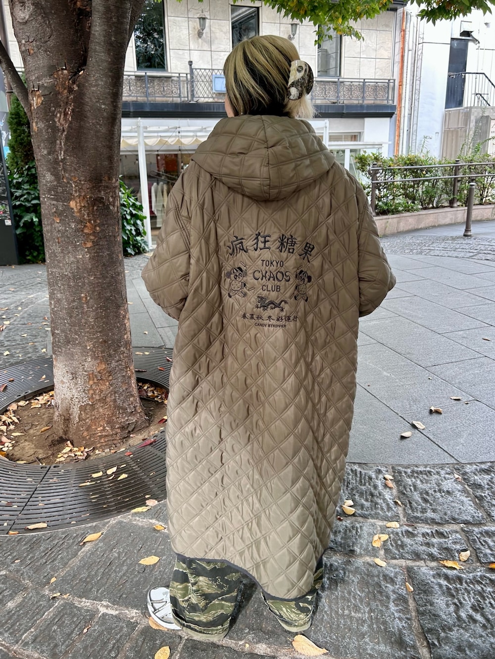 ブラック系のサロペット/オーバーオール、グリーン系のその他アウターを着用したレディースの秋コーディネートの5枚目の写真