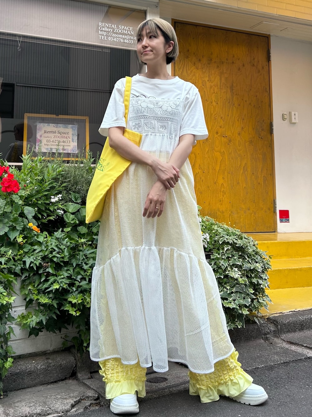 イエロー系のその他パンツ、ホワイト系のワンピース、ホワイト系のTシャツ/カットソーを着用したレディースの春コーディネートの3枚目の写真